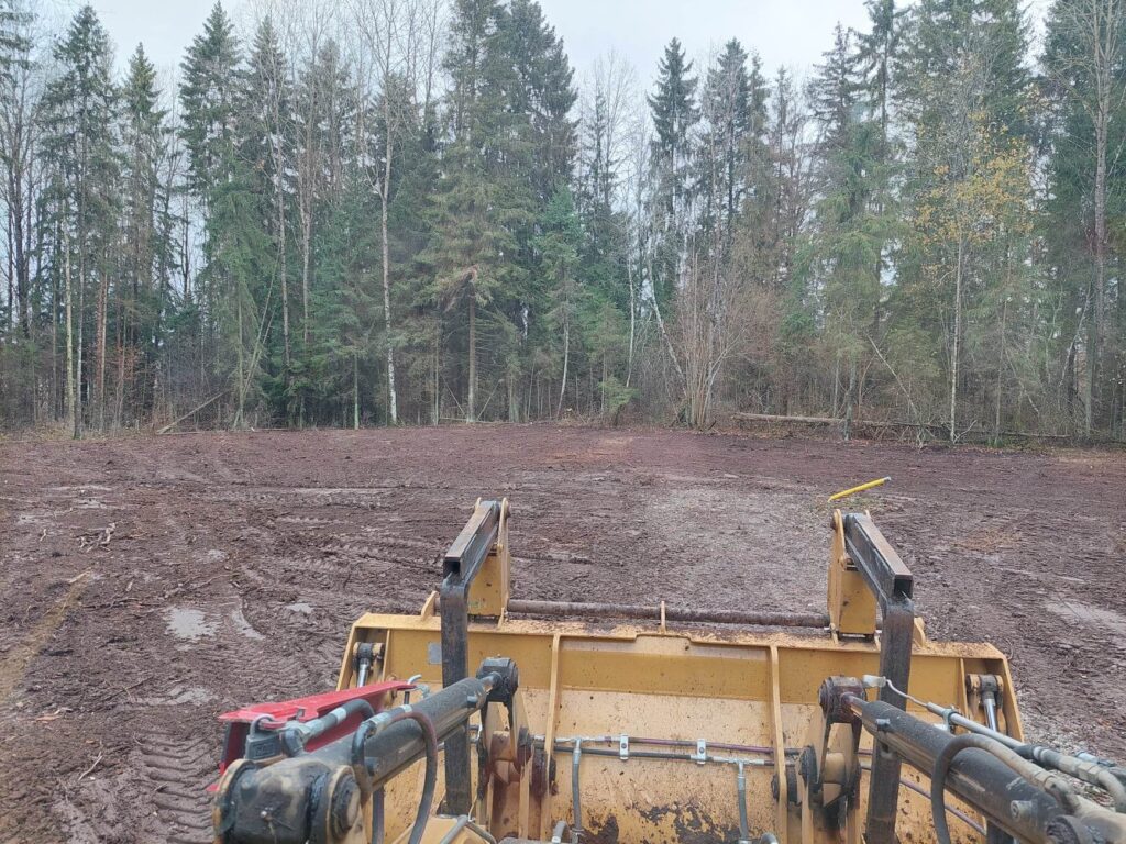 Pinnasetööd - Pakume pinnasetööde teenust, mis hõlmab erinevaid tegevusi, alates maa kaevamisest ja tasandamisest kuni uute maastikuelementide loomiseni.